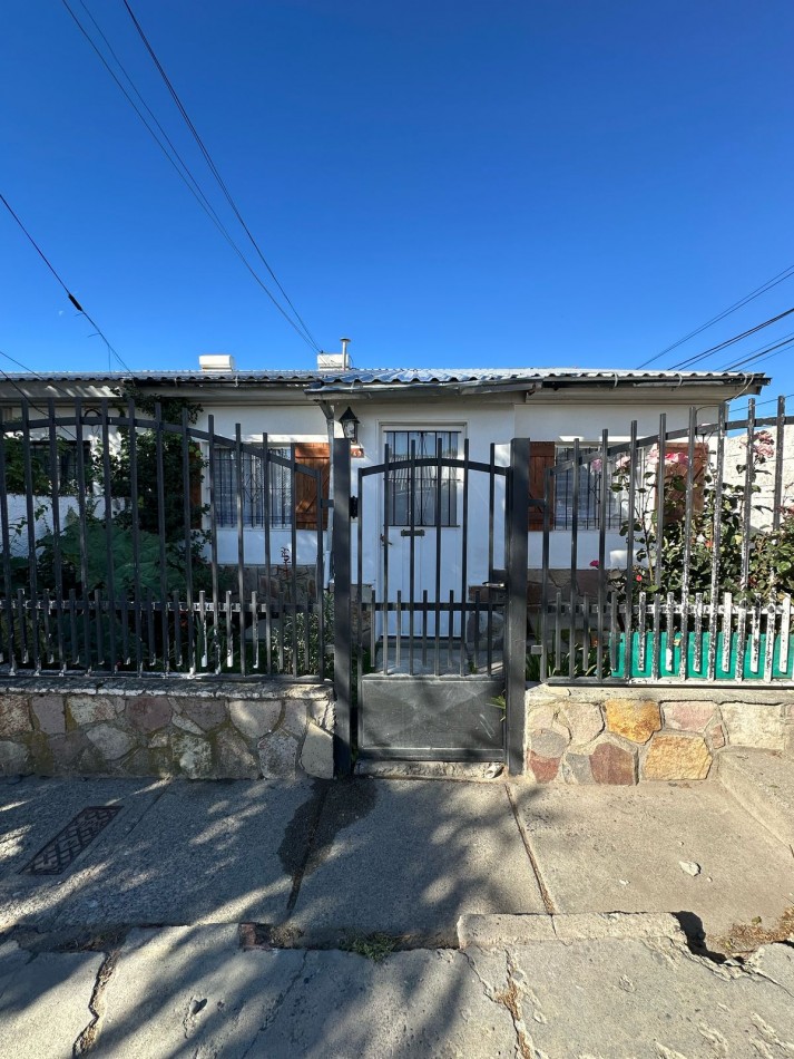 Casa en esquina con quincho/cochera en Barrio 400 Viviendas