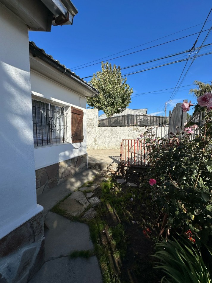Casa en esquina con quincho/cochera en Barrio 400 Viviendas