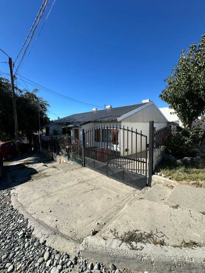 Casa en esquina con quincho/cochera en Barrio 400 Viviendas