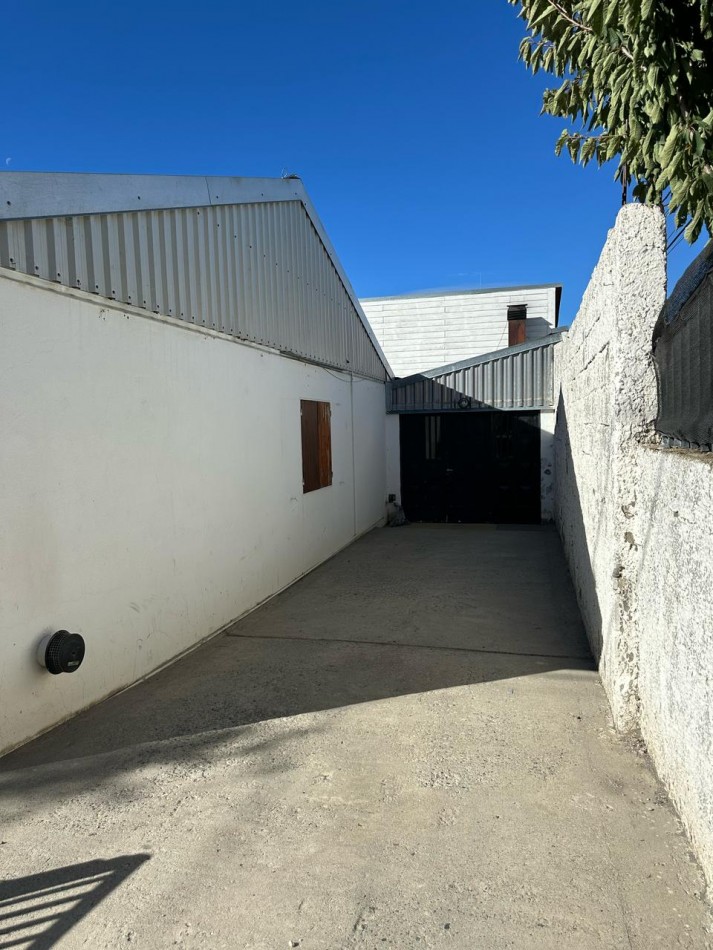 Casa en esquina con quincho/cochera en Barrio 400 Viviendas