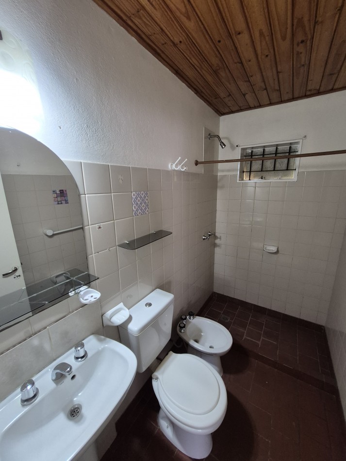 Casa en esquina con quincho/cochera en Barrio 400 Viviendas
