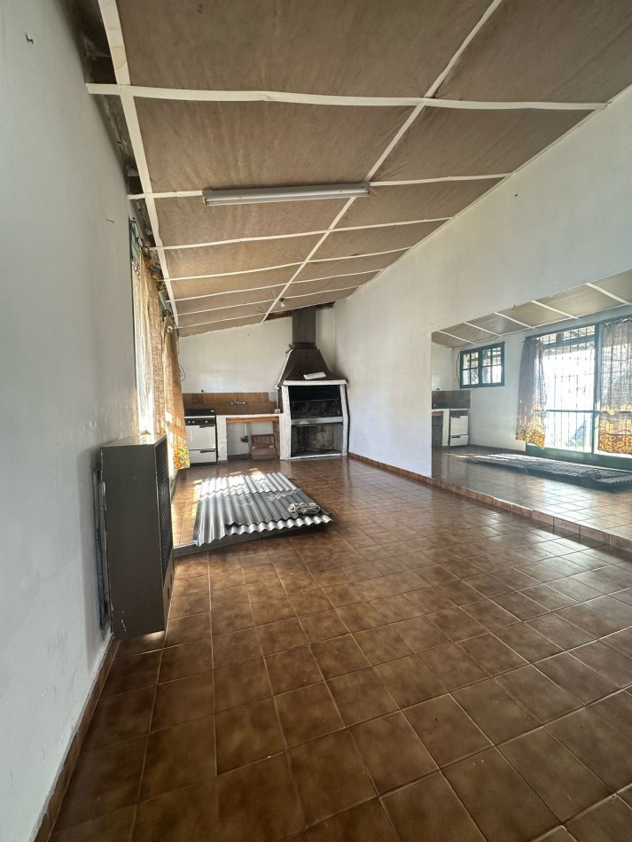 Casa en esquina con quincho/cochera en Barrio 400 Viviendas