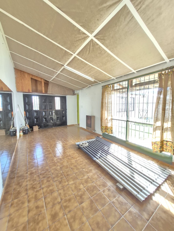 Casa en esquina con quincho/cochera en Barrio 400 Viviendas