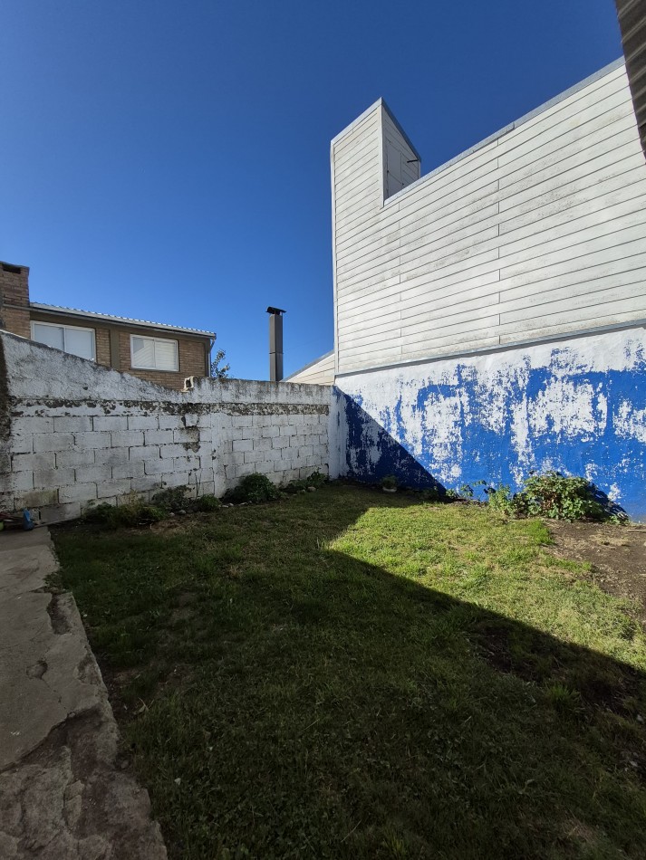 Casa en esquina con quincho/cochera en Barrio 400 Viviendas