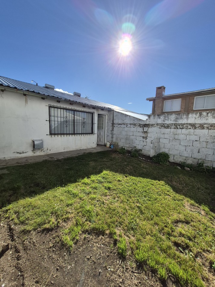 Casa en esquina con quincho/cochera en Barrio 400 Viviendas