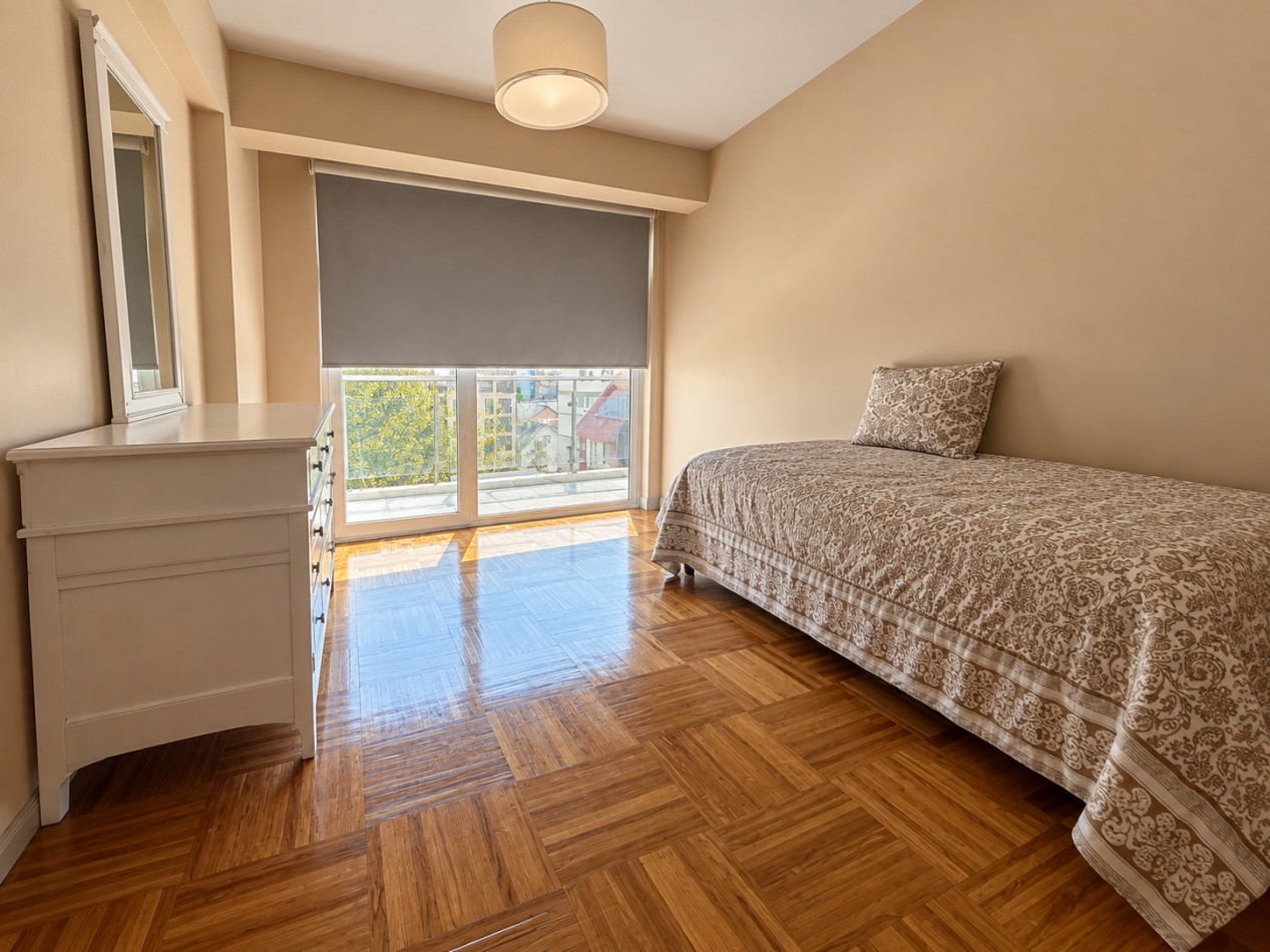 Piso de tres dormitorios con vista + cochera