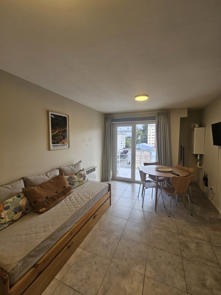 Departamento amoblado en venta, cochera cubierta incluida