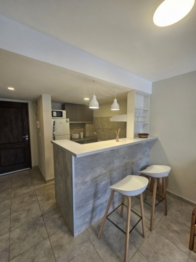 Departamento amoblado en venta, cochera cubierta incluida