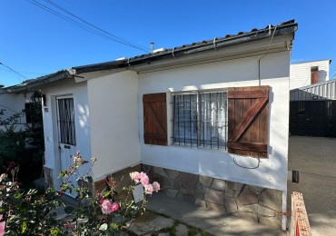 Casa en esquina con quincho/cochera en Barrio 400 Viviendas